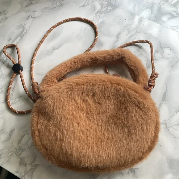 Miniso Capybara fuzzy crossbody purse - Picture 5 of 5